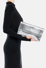 Nireya – pochette argento | TWENTYFOURHAITCH – indossata dalla modella