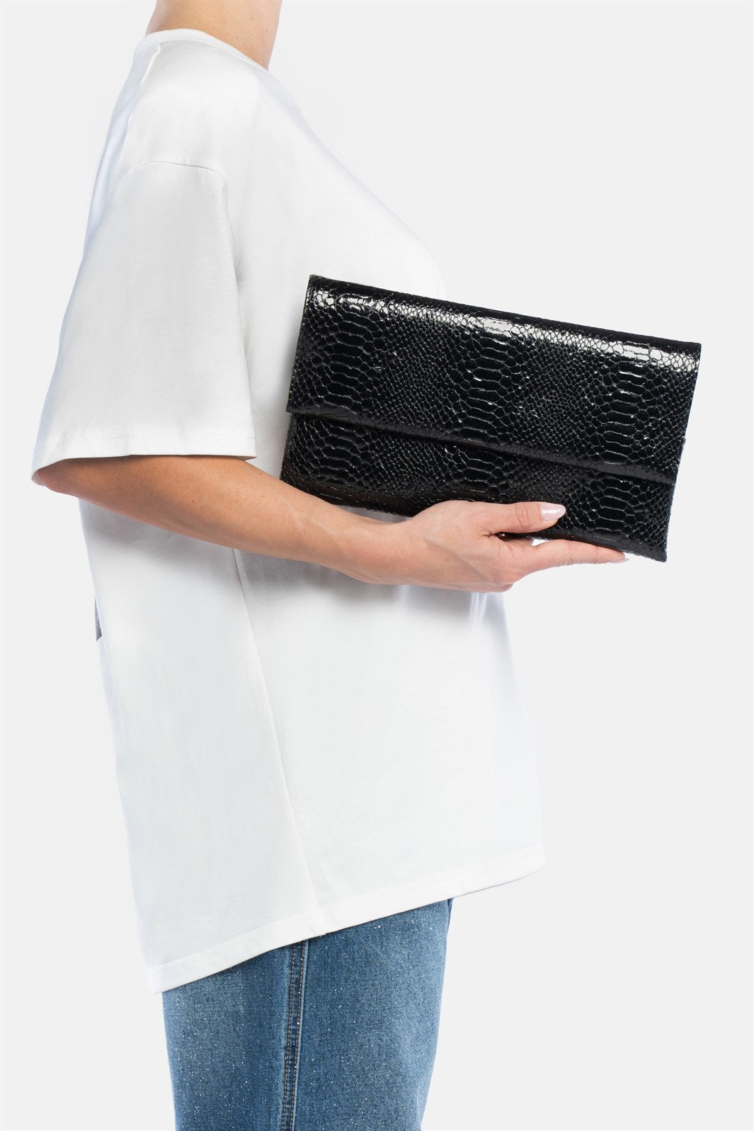 Nireya – pochette nera | TWENTYFOURHAITCH – indossata dalla modella