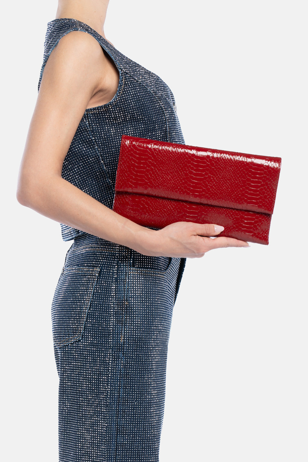 Pochette nireya rossa, portata a mano dalla modella. TWENTYFOURHAITCH.