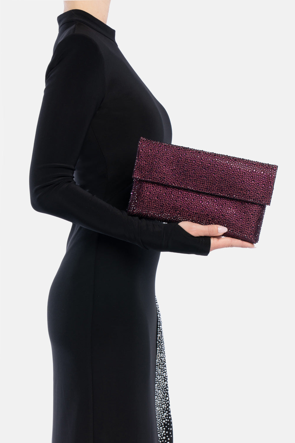 Pochette strass carena bordeaux, portata a mano dalla modella. TWENTYFOURHAITCH.