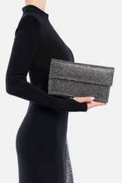 Pochette strass carena nera-grigia, portata a mano dalla modella. TWENTYFOURHAITCH.