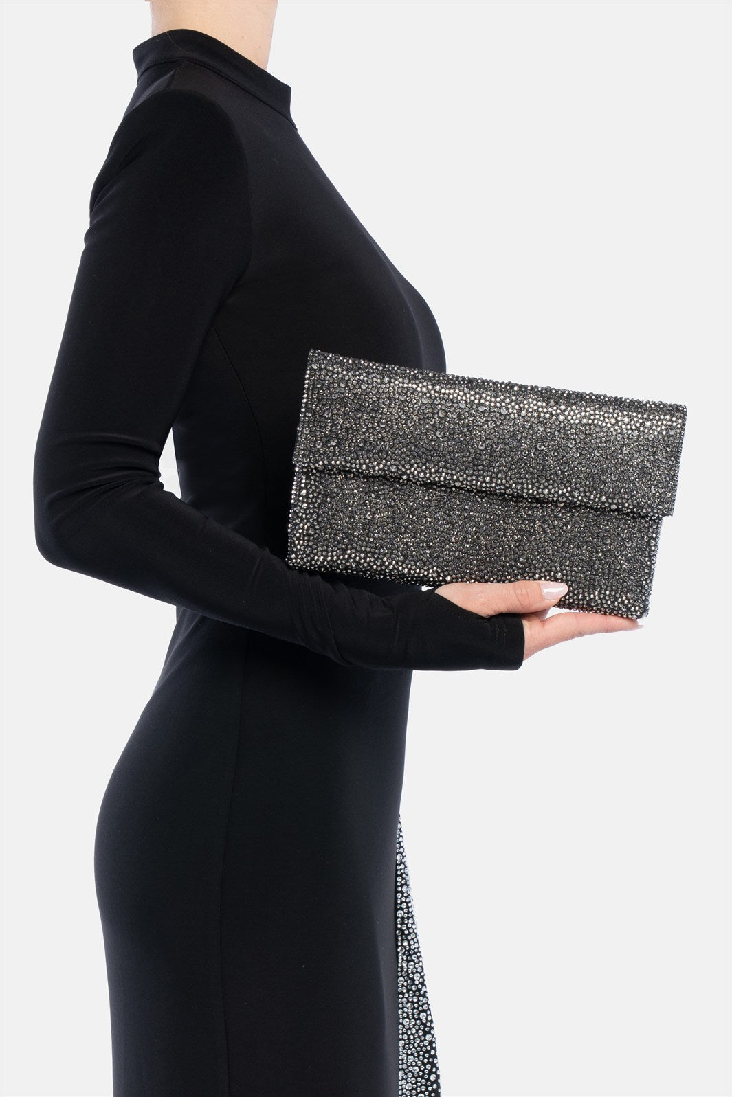 Carena – pochette strass nera e grigia | TWENTYFOURHAITCH – indossata dalla modella