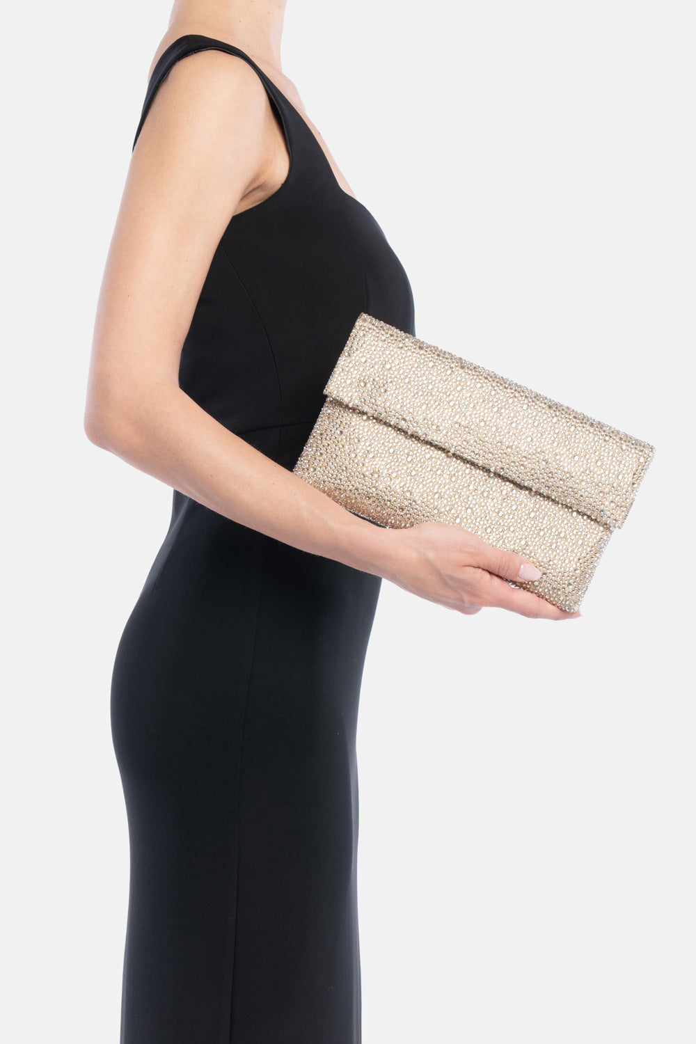 Pochette strass carena oro, portata a mano dalla modella. TWENTYFOURHAITCH.
