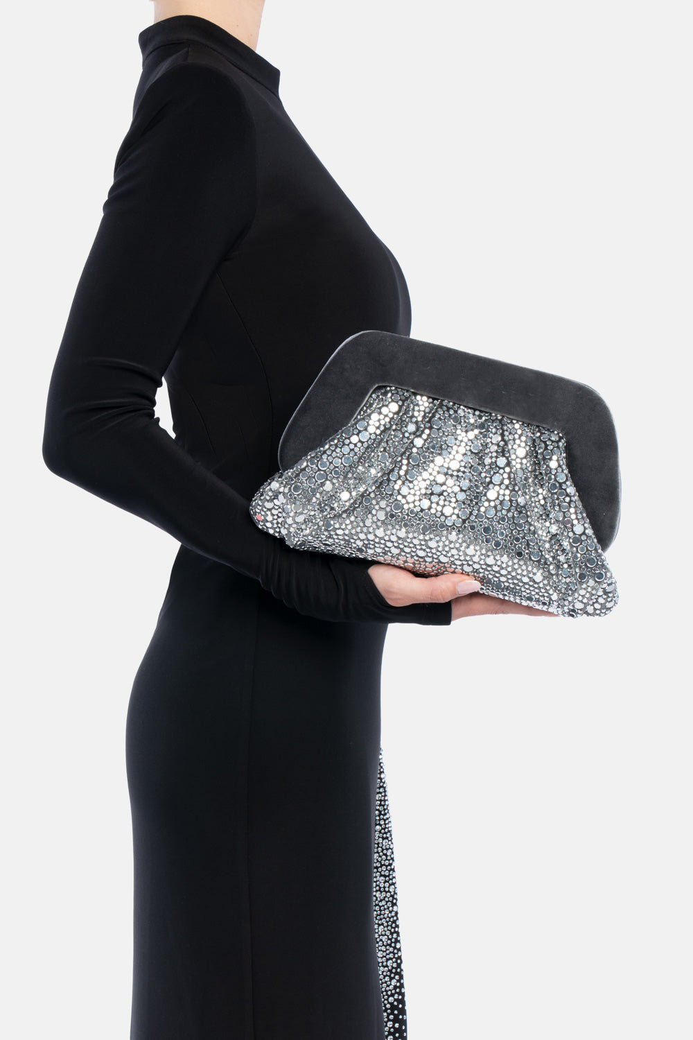 Pochette unicornis ematite, portata a mano dalla modella. TWENTYFOURHAITCH.