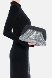 Pochette unicornis ematite, portata a mano dalla modella. TWENTYFOURHAITCH.