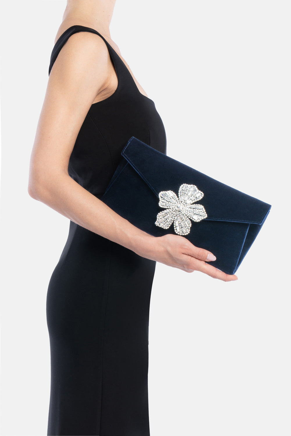 Pochette vintor blu, portata a mano dalla modella. TWENTYFOURHAITCH.