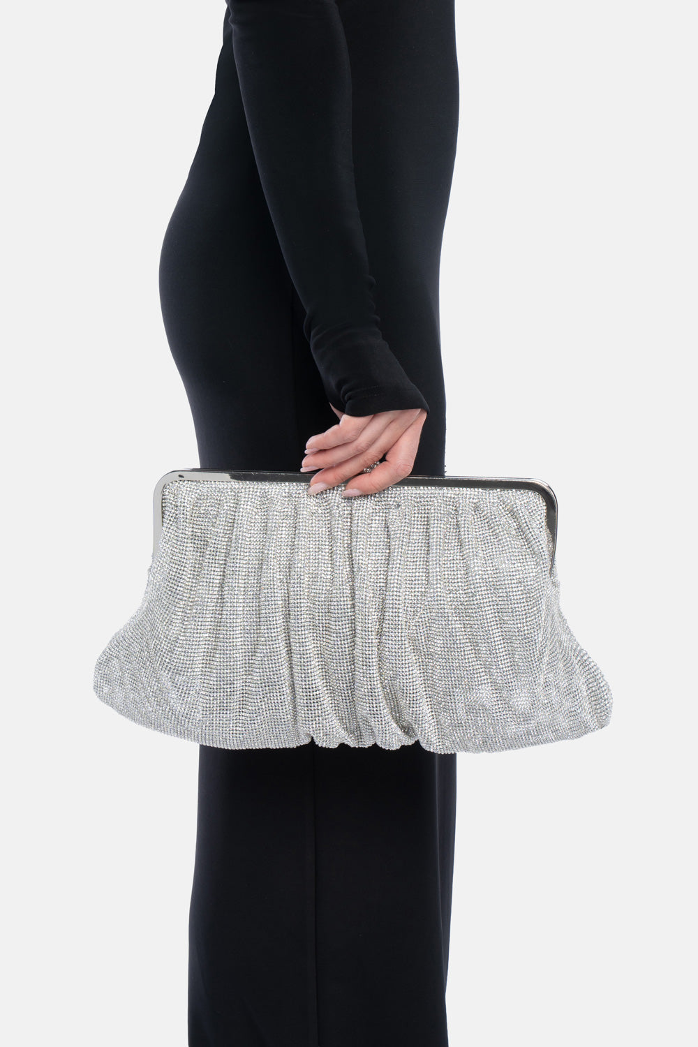 Pochette zevara argento, portata a mano dalla modella. TWENTYFOURHAITCH.
