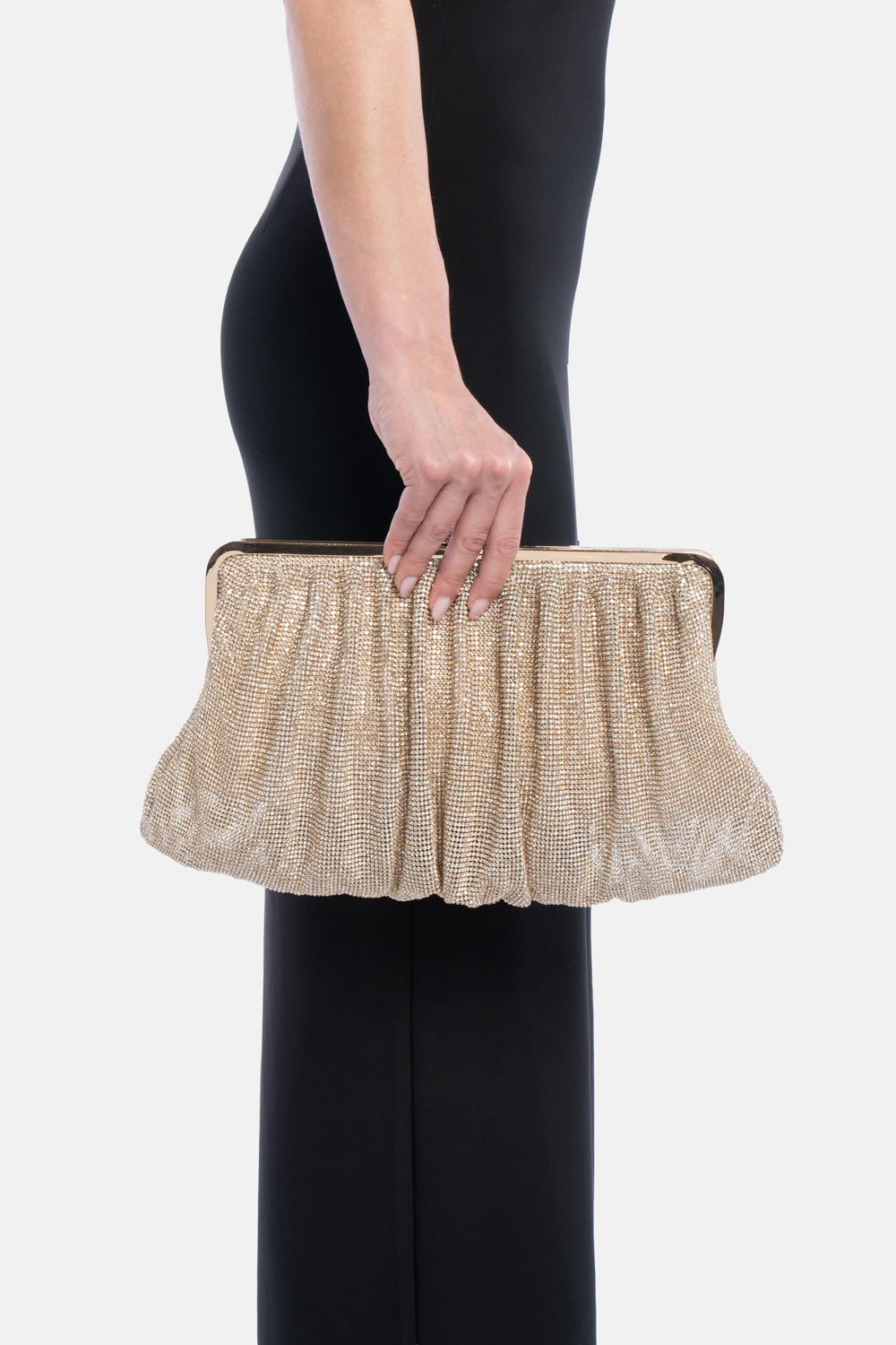 Pochette zevara oro, portata a mano dalla modella. TWENTYFOURHAITCH.